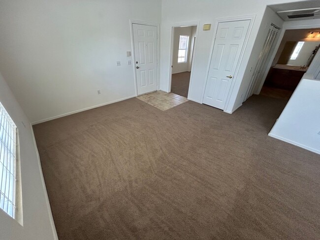 Building Photo - SPACIOUS 2 BEDROOM, 2 BATHROOM UPSTAIRS CO...