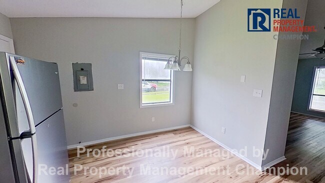 Building Photo - Adorable 2 BD/1 BA Duplex with Covered Back Patio