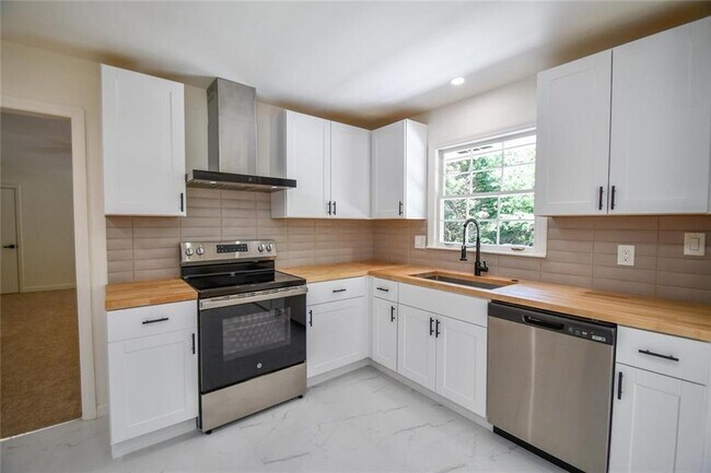 Building Photo - 17040 Birmingham Rd