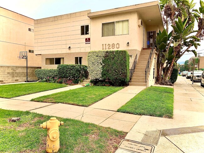 FRONT ENTRANCE - Huston Apartments