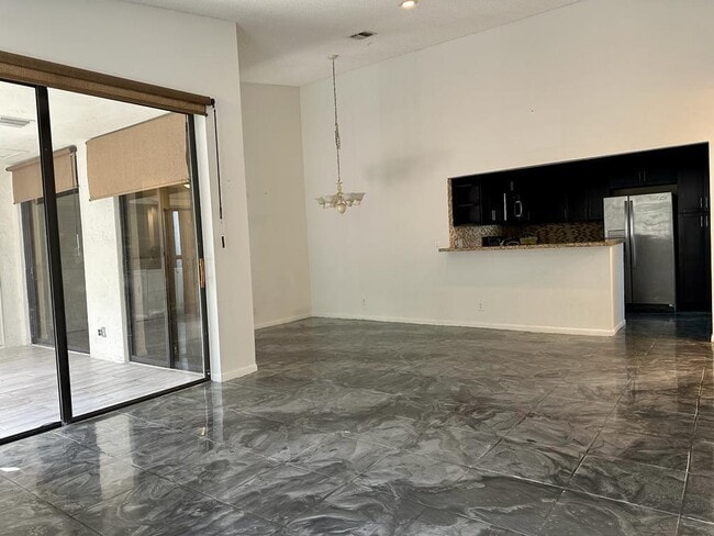 Building Photo - 5438 Verona Dr