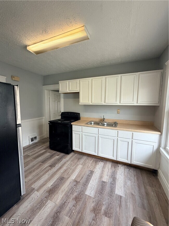 Building Photo - 11721 Hamlen Ave