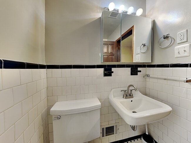 Building Photo - 414 Spring Ave