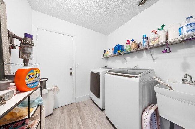 Building Photo - 1396 SW 180th Ave