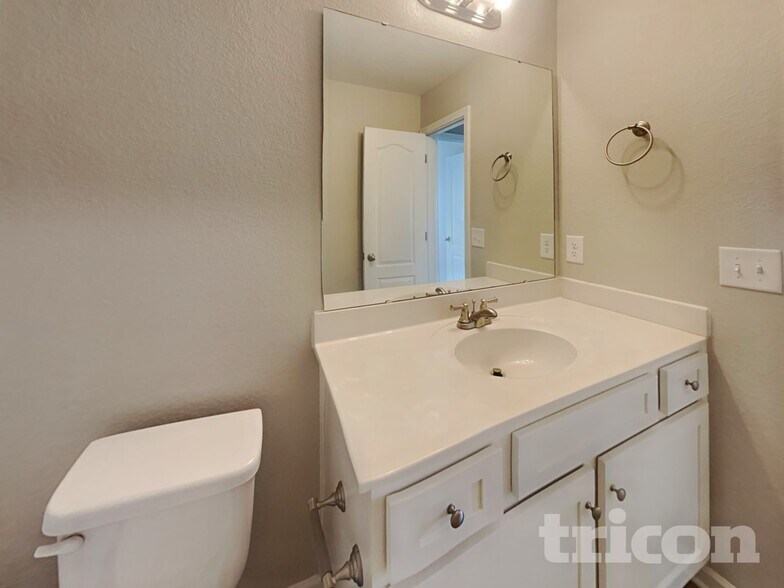 Building Photo - 2803 Yurman Rd