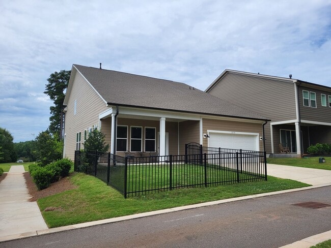 Building Photo - Spacious 3 bedroom in Mayes Hall Community