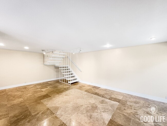 Building Photo - Peaceful and Spacious 3B/3BA condo with La...