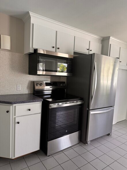 Building Photo - 129 Charlotte Ave