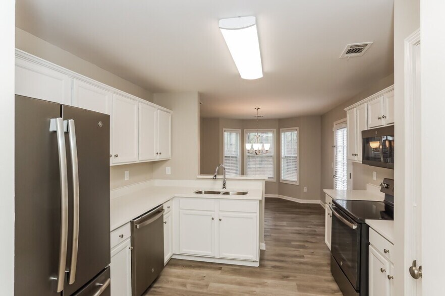 Building Photo - 5701 Castlebrook Dr