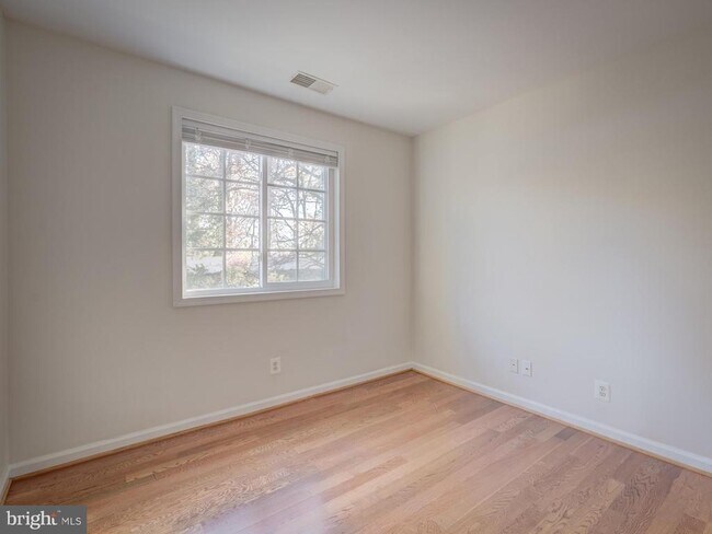 Building Photo - 5210 Maris Ave