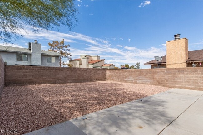 Building Photo - 557 Chelsea Dr