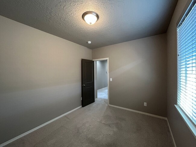 Building Photo - Move In Special !!  Newer 3 Bedroom / 2 Ba...