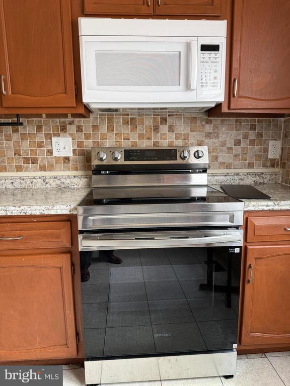 Building Photo - 9 Autumn Hill Way