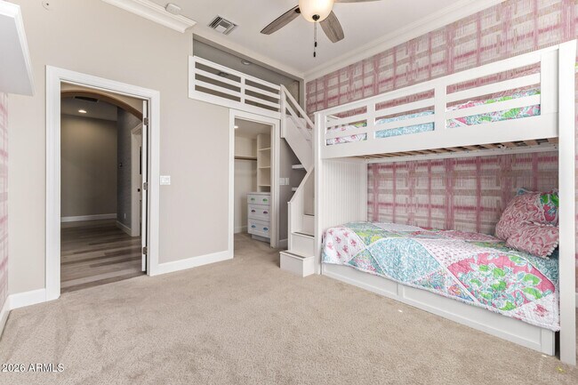 Building Photo - 326 W Loma Ln