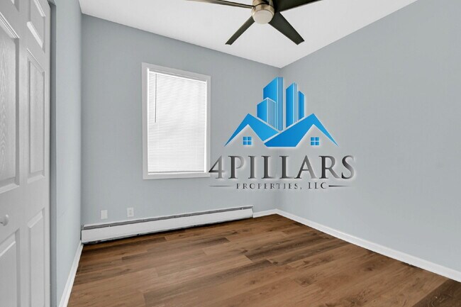 Building Photo - "Charming 2-Bedroom Haven in East Chicago - Spacious 750 Sq Ft Gem!"