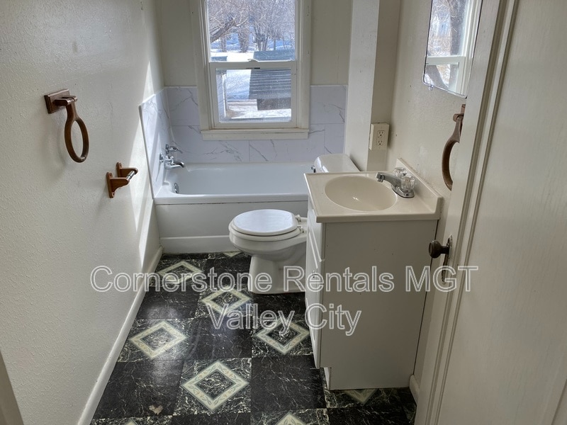 Building Photo - 424 6th Ave NE