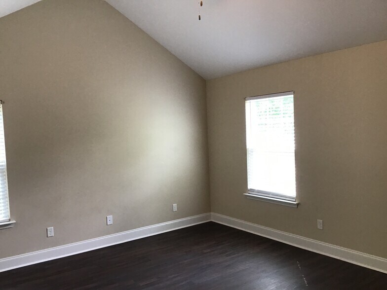 Building Photo - 130 Crossing Cir