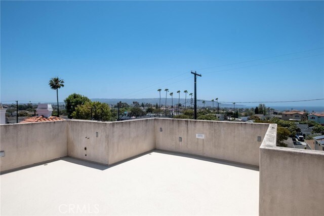 Building Photo - 711 N Paulina Ave