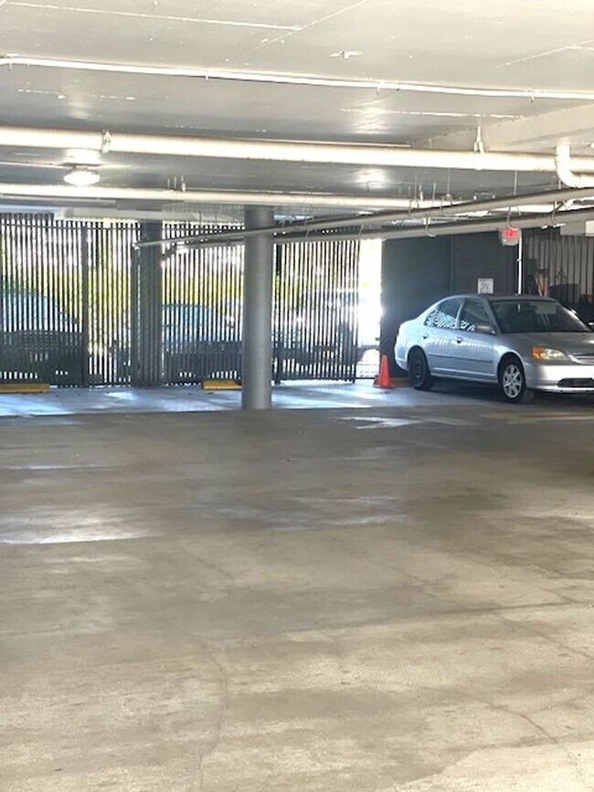 Building Photo - BEAUTIFUL TOP FLOOR  1 BED 1 BATH CONDO W/...