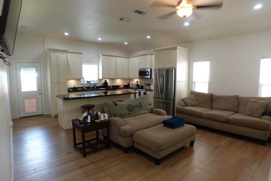 Building Photo - 1012 Tesoro Hls