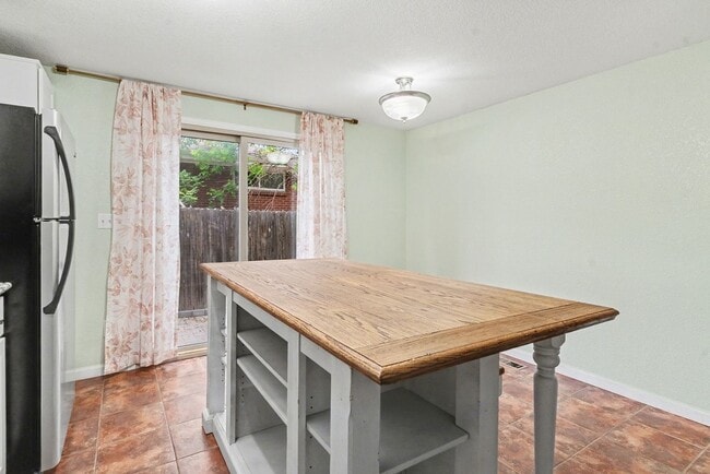 Building Photo - 2 Bedroom Townhome is Wheat Ridge!