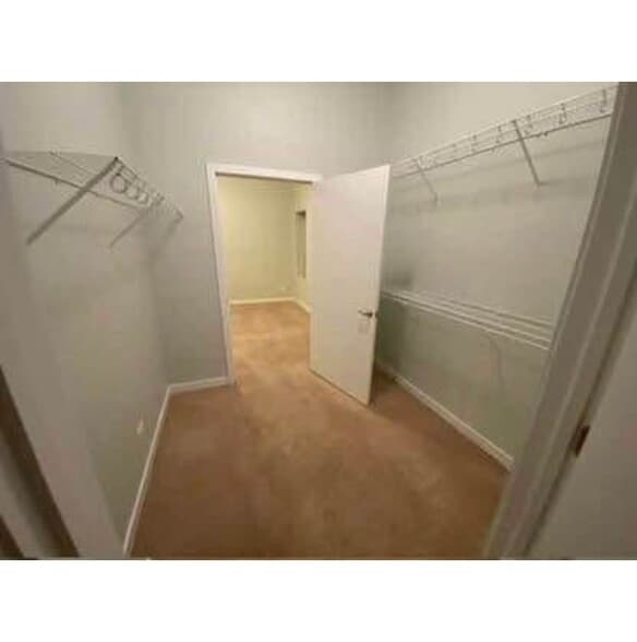 Building Photo - 44 N Paulina St