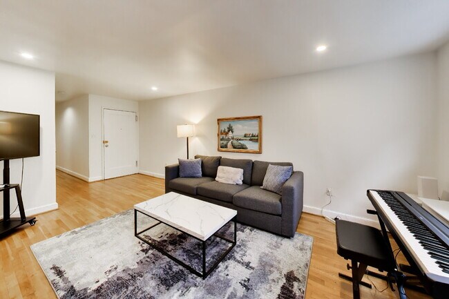 Building Photo - Top-Floor Rosslyn Condo with Georgetown Views