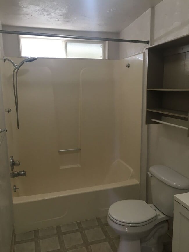 Building Photo - Paradise Cozy 2 bed one bath off of upper ...