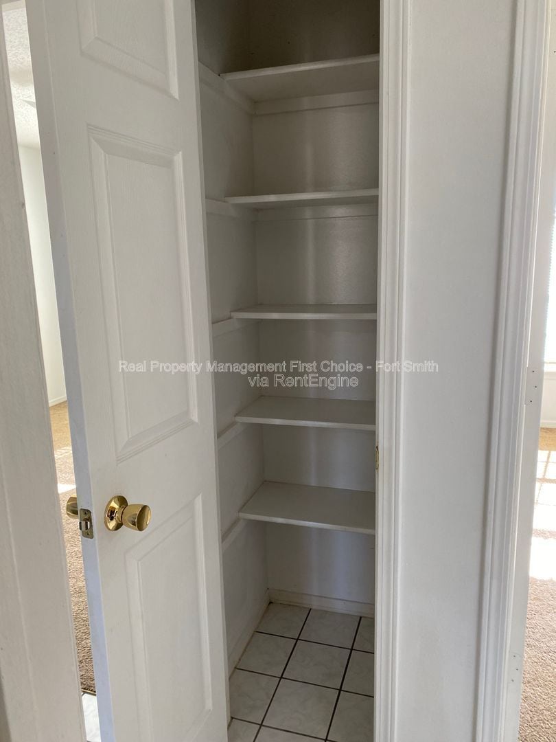 Building Photo - 3505 Ridgeway Dr