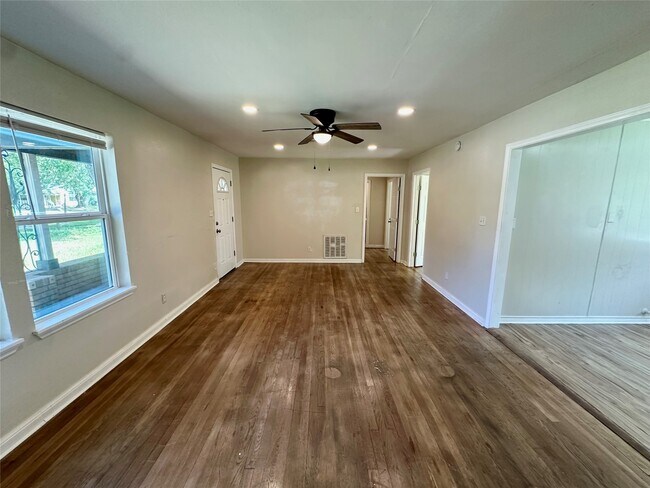 Building Photo - 6 E Southlawn Ave