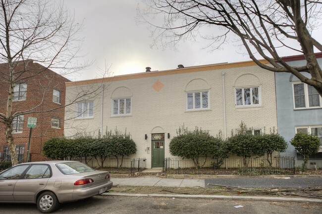 Building Photo - Lovely Lofted H Street Condo + Parking!