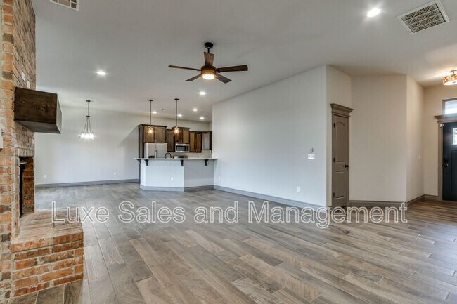 Building Photo - 6133 Oxnard St