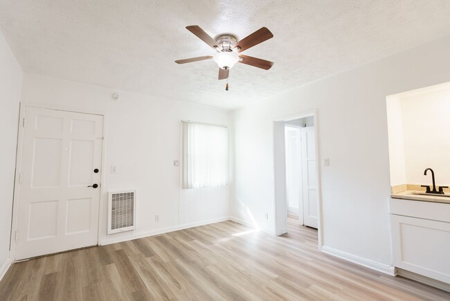 Interior Photo - 944 Tiverton Avenue