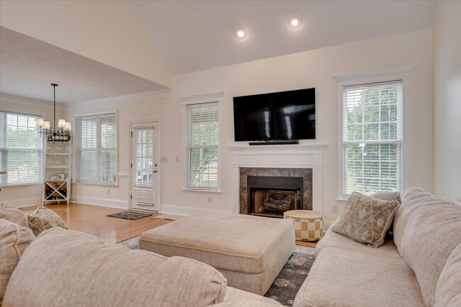 Building Photo - 5 Bed/3 Bath home with Primary Bedroom & a...