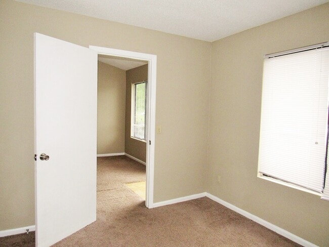 Building Photo - 341 Beverly St