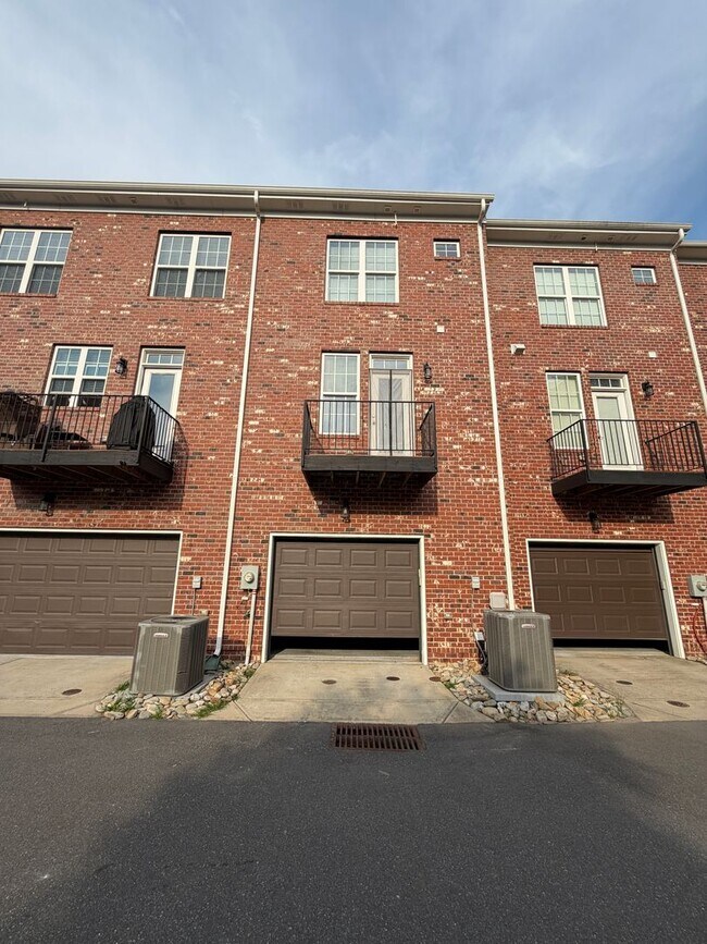 Building Photo - Beautiful Townhome in Charlotte
