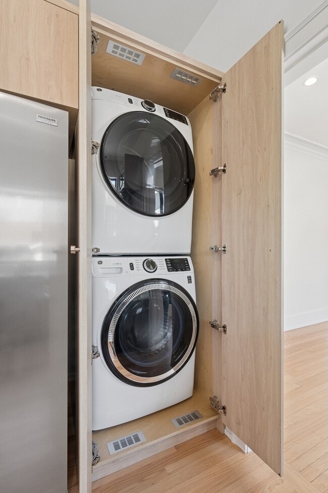 Building Photo - 2755 Eastwood Ave