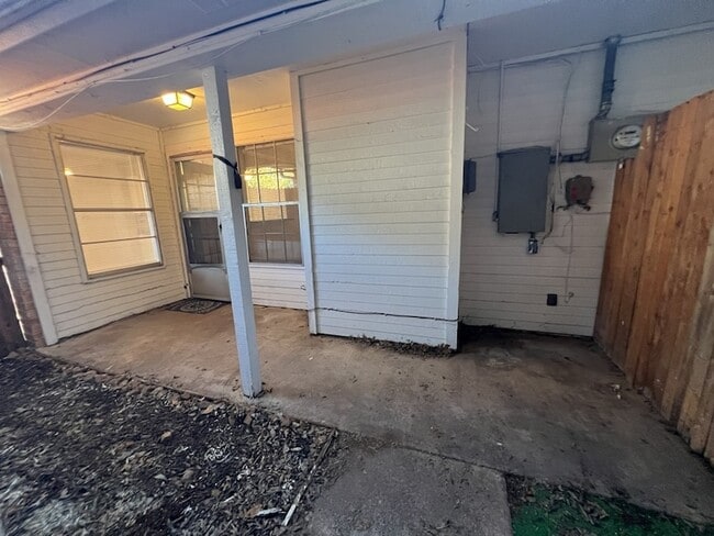 Building Photo - 4011 Ridgebrook Dr