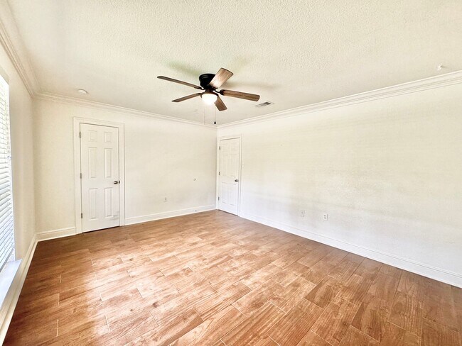 Building Photo - 5016 Five Frks Dr