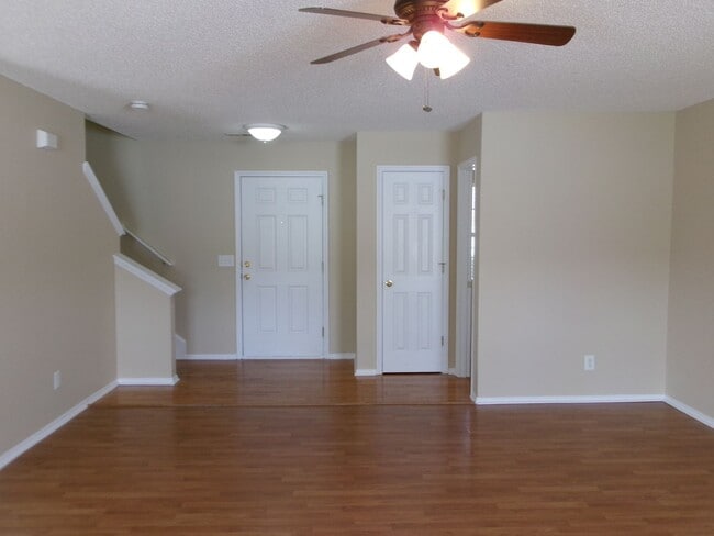 Building Photo - 3 bedroom, 2.5 bath home located in Bellegrove Preserve