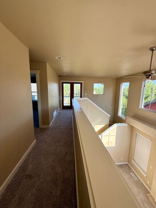 Building Photo - 3 Bedroom 3 Bathroom House Located Near a ...