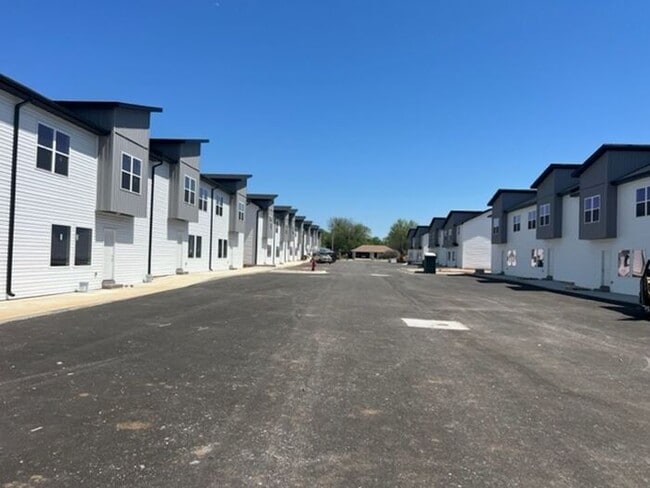 Building Photo - Public Avenue Townhomes in Clever!!! Leasi...