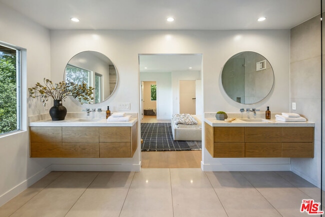 Building Photo - 3564 Multiview Dr