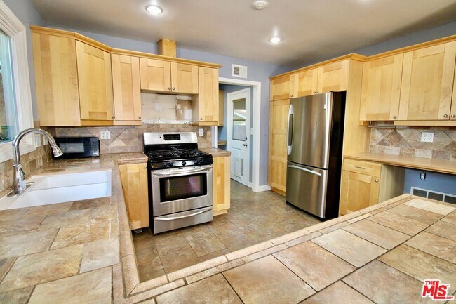 Building Photo - 7610 Kelvin Ave