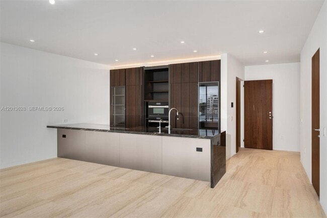 Building Photo - 5 Grove Isle Dr