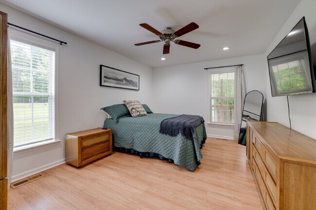 Building Photo - "Charming 2-Bedroom Furnished Retreat with Spacious Layout and 2.5 Baths in York, SC!"