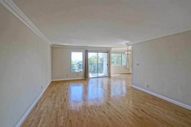 Building Photo - Bright & Airy, 2nd Floor, Corner Unit Cond...