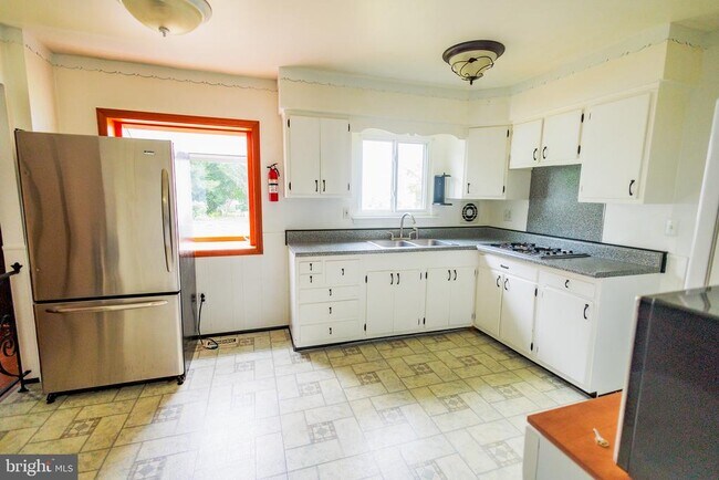 Building Photo - 300 MacClelland Ave