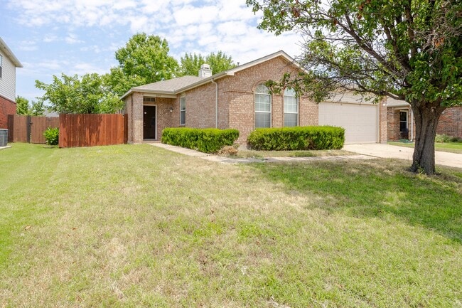 Building Photo - Great one story house with 3 bedrooms & st...