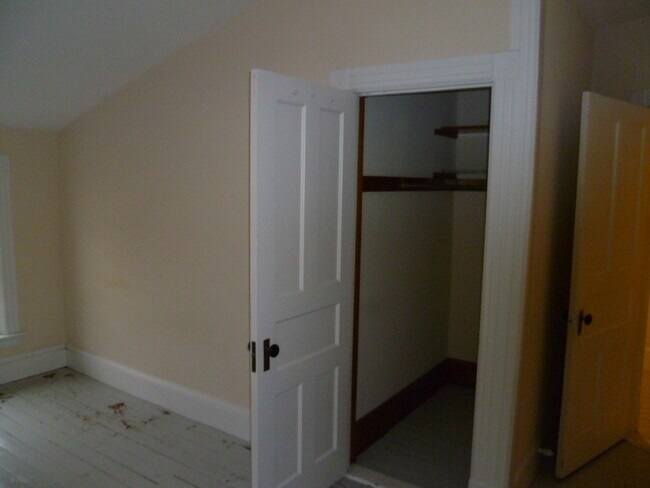 Building Photo - 129 Grandview St